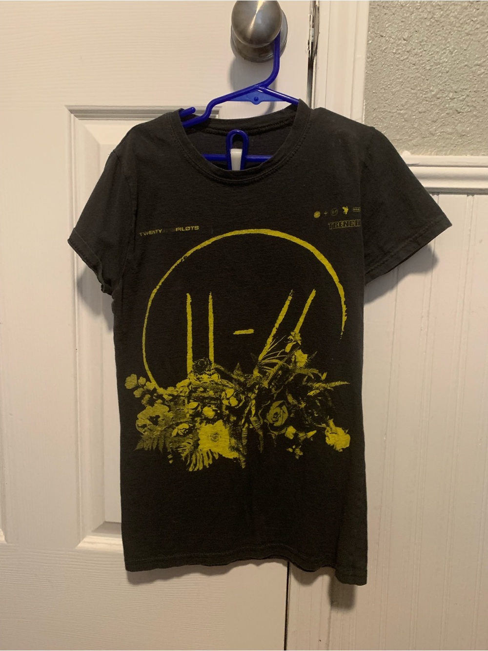 Twenty One Pilots logo & flowers tee